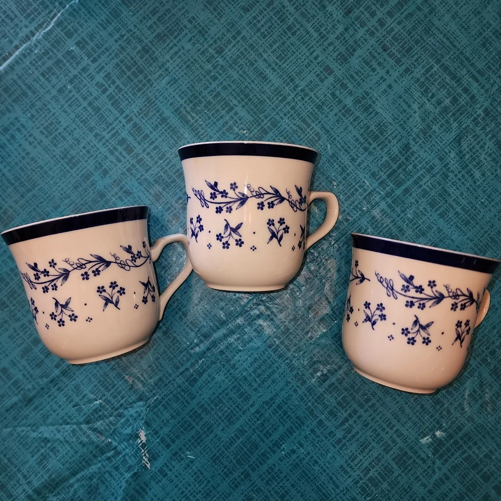 PROVENCE 3 Mugs, Creamer 260 Boquet Blue mugs 3.5